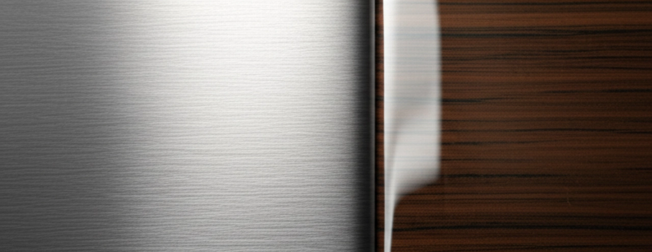 Dettaglio macro iperrealistico di una superficie metallica spazzolata e legno lucido, che evoca artigianato di alta qualità e materiali pregiati.